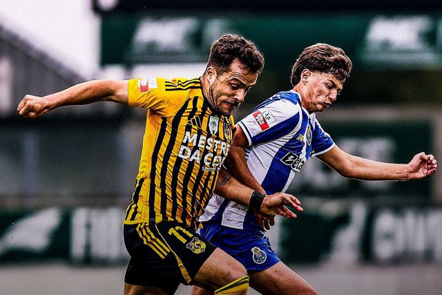 Duelo no encontro entre Lusitânia Lourosa e FC Porto B - Foto: Liga Portugal