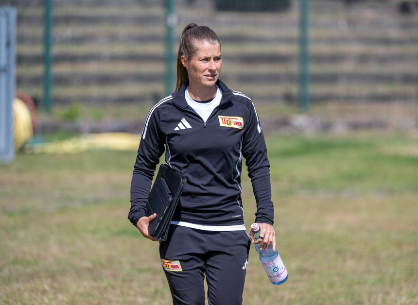 Marie-Louise Eta, 34 anos, estreia-se no sábado frente do Wolfsburgo - Foto: IMAGO