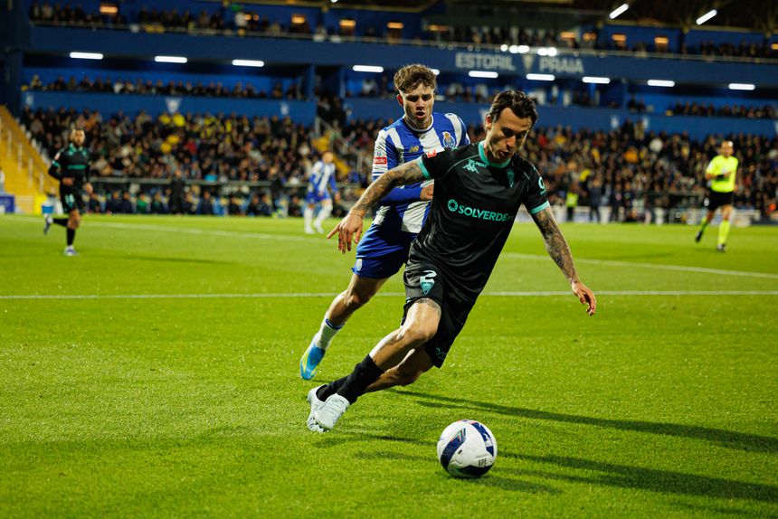 Ricard Sánchez em ação contra o FC Porto - Foto: IMAGO