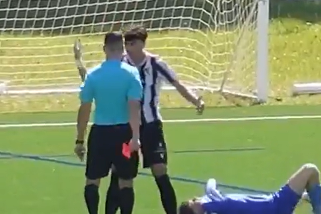 «És maluco, c...?»: jogador dos sub-17 do Foz insulta árbitro em torneio no Porto