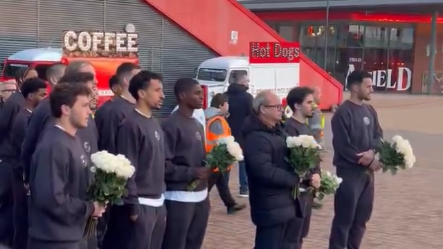 A homenagem dos portugueses do PSG a Diogo Jota em Liverpool (vídeo)