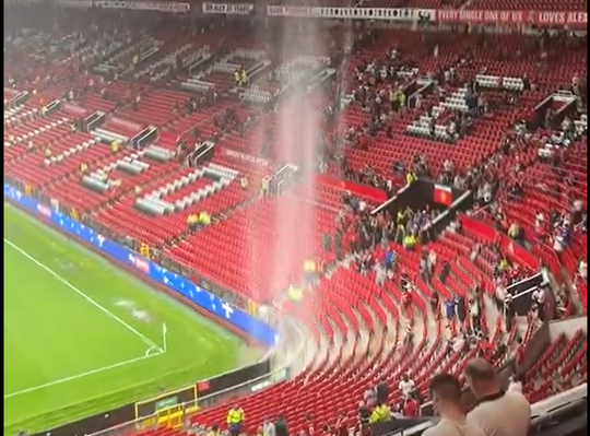 Vídeos: Old Trafford meteu água... literalmente