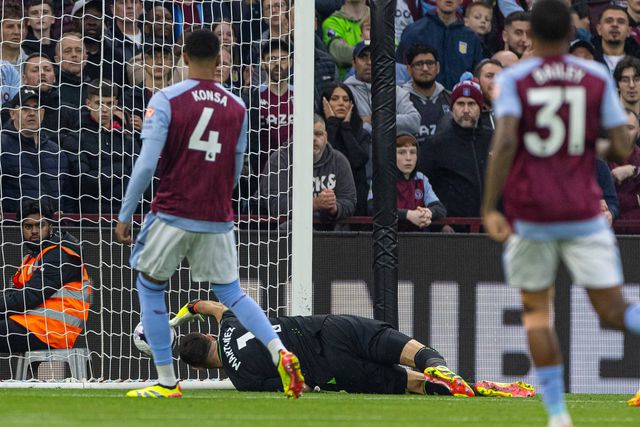 VÍDEO: autogolo inacreditável de Martínez no primeiro minuto frente ao Liverpool