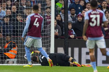 VÍDEO: autogolo inacreditável de Martínez no primeiro minuto frente ao Liverpool