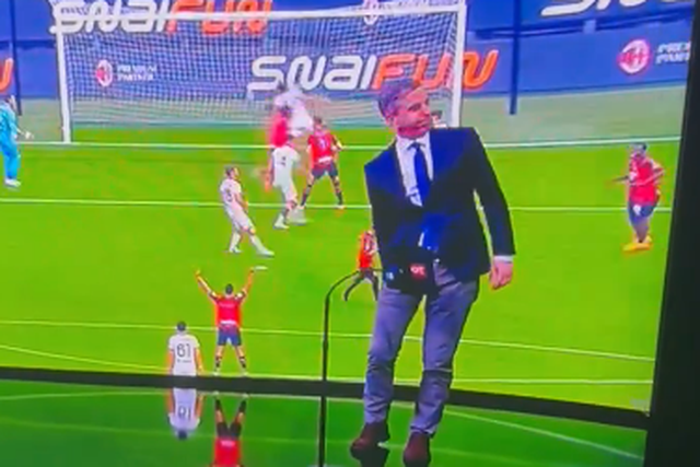 Vídeo: Lenda do AC Milan lesiona-se ao tentar recriar tentativa de corte ante Cagliari