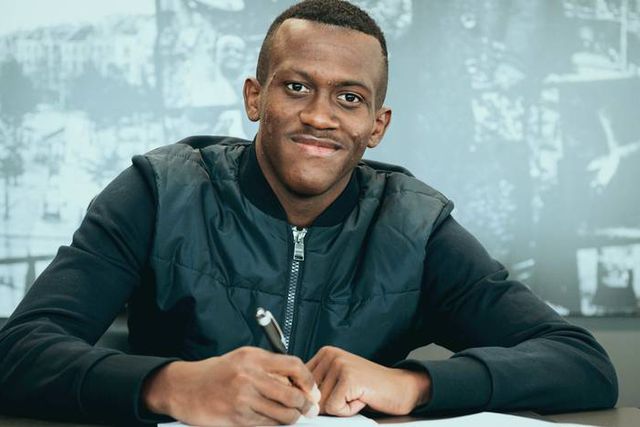 Oficial: Borussia Dortmund contrata equatoriano de 16 anos