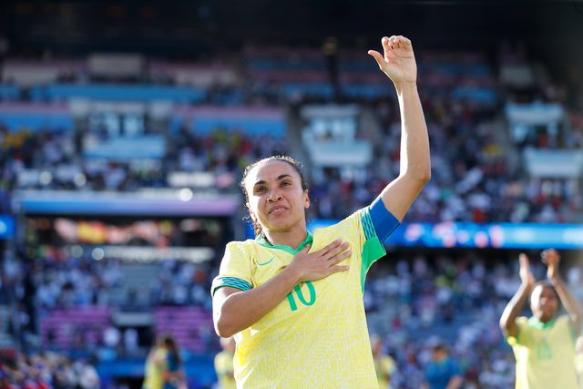 Marta nos Jogos Olímpicos de Paris, após um jogo do Brasil, agradece ao público nas bancadas
