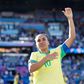 Marta nos Jogos Olímpicos de Paris, após um jogo do Brasil, agradece ao público nas bancadas