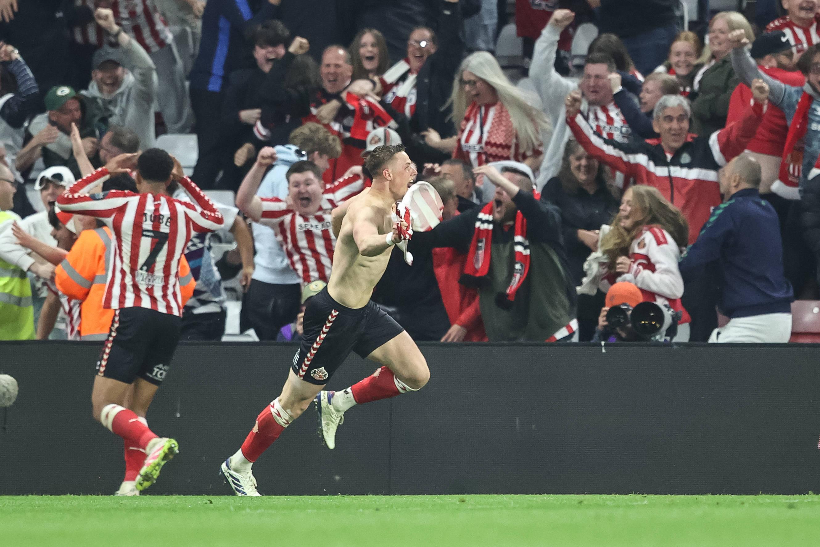 Daniel Ballard corre pelo campo sem camisola, celebrando o golo do apuramento do Sunderland