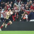 Daniel Ballard corre pelo campo sem camisola, celebrando o golo do apuramento do Sunderland