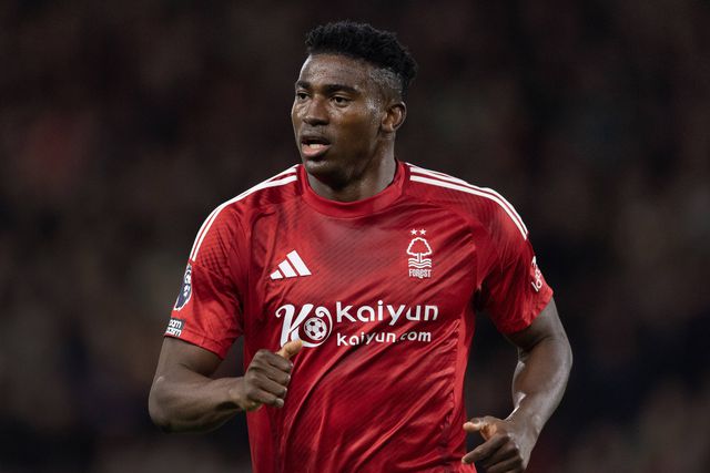 Taiwo Awoniyi corre durante um jogo do Forest