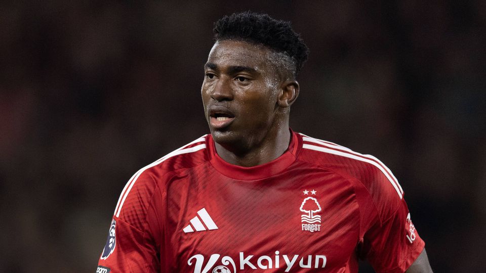 Taiwo Awoniyi corre durante um jogo do Forest
