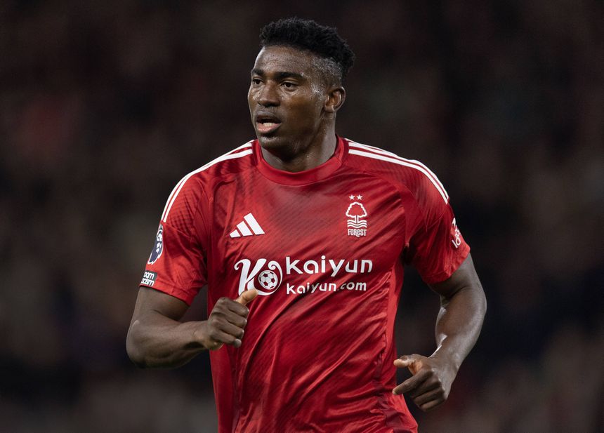 Taiwo Awoniyi corre durante um jogo do Forest
