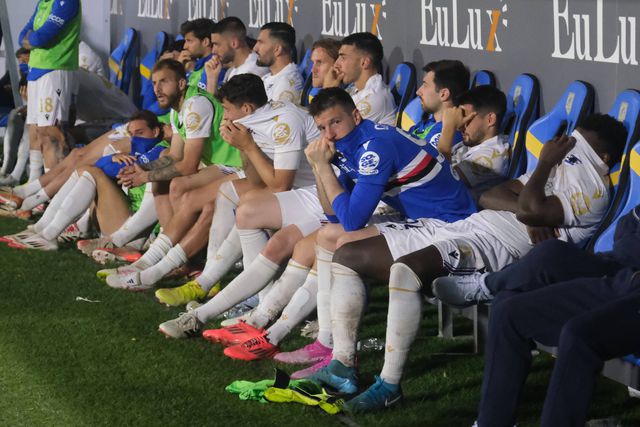 Banco de suplentes da Sampdoria frustrado com a descida de divisão