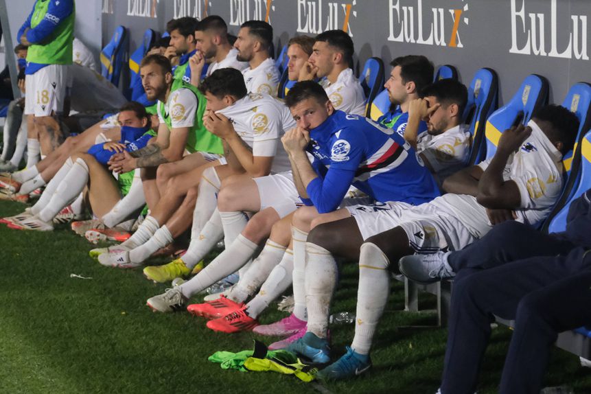 Banco de suplentes da Sampdoria frustrado com a descida de divisão