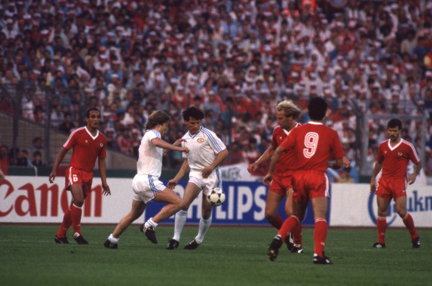 Soren Lerby, do PSV, tenta sair em ataque, mas está 'cercado' por quatro jogadores do Benfica: Elzo (mais distante), Rui Águas, Magnusson (estes dois mais perto) e Veloso. A imagem refere-se à final da Taça dos Campeões de 1988 que o PSV venceu 6-5 (gp)