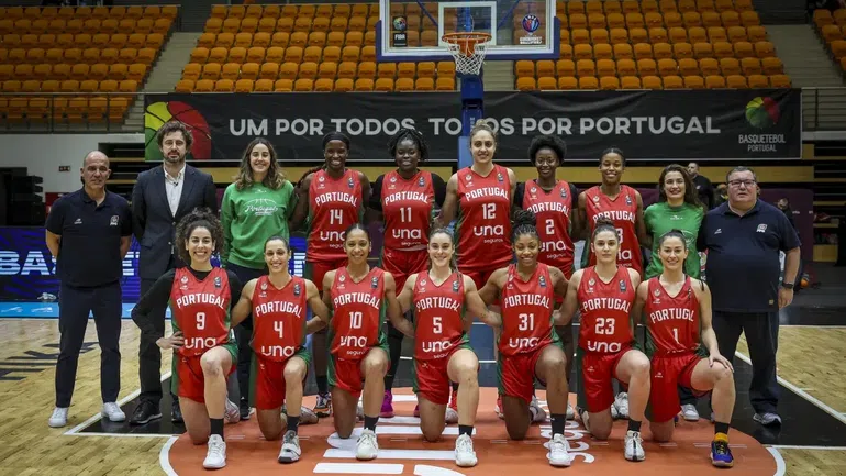 Selecionador chama 16 para preparar EuroBasket feminino