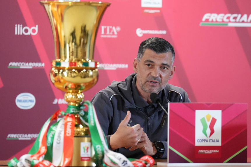 Sérgio Conceição, treinador do Milan, ao lado do troféu da Taça de Itália