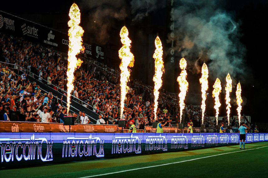 Anfiteatro minhoto deverá estar pintado de azul e branco no último jogo desta temporada (Foto: Famalicão)
