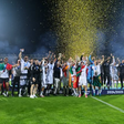 Jogadores do Noah a celebrarem a dobradinha
