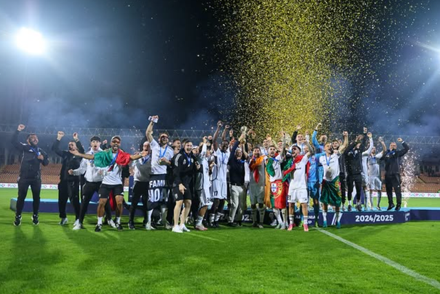 Jogadores do Noah a celebrarem a dobradinha