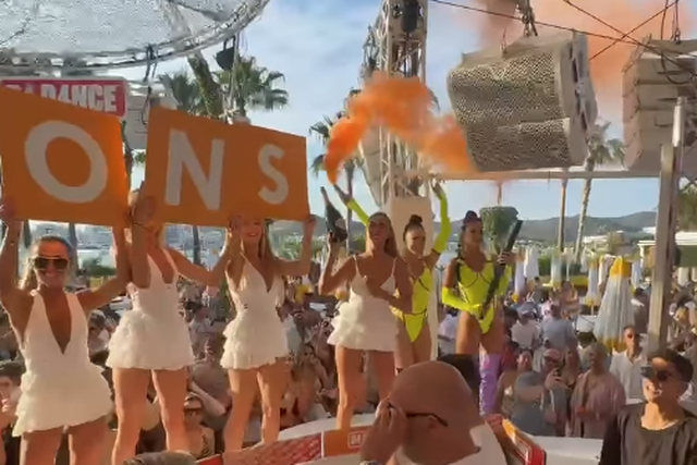 A época ainda não acabou, mas Arne Slot já festeja em Ibiza (vídeo)