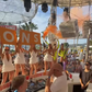 A época ainda não acabou, mas Arne Slot já festeja em Ibiza (vídeo)