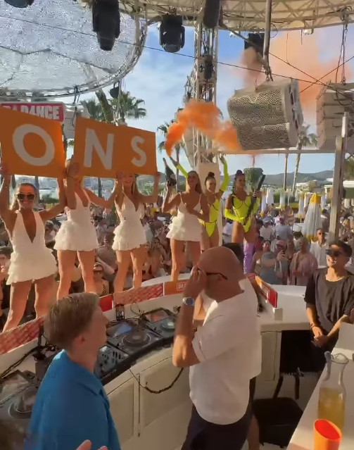 A época ainda não acabou, mas Arne Slot já festeja em Ibiza (vídeo)