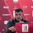 Sérgio Conceição, treinador do Milan, fez, nesta terça-feira, 13 de maio, a antevisão do jogo do dia seguinte frente ao Bolonha para a final da Taça de Itália. Na mesa (e ao lado direito do português) estava 'decorada' com o troféu correspondente à prova