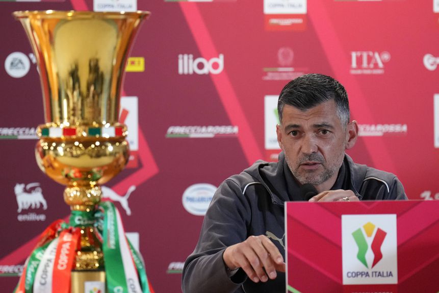 Sérgio Conceição, treinador do Milan, fez, nesta terça-feira, 13 de maio, a antevisão do jogo do dia seguinte frente ao Bolonha para a final da Taça de Itália. Na mesa (e ao lado direito do português) estava 'decorada' com o troféu correspondente à prova