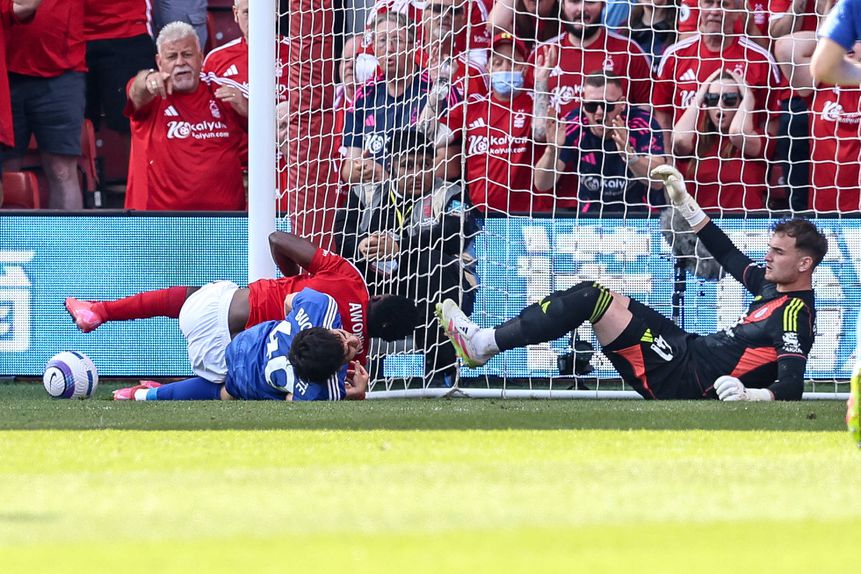 Taiwo Awoniyi chocou contra o poste no duelo entre o Nottingham Forest e o Leicester (2-2)