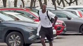 Sadiq teve de correr para não perder autocarro do Valência (vídeo)