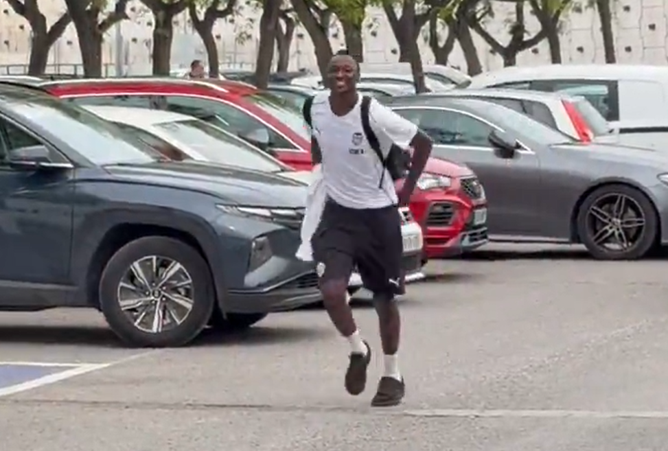 Sadiq teve de correr para não perder autocarro do Valência (vídeo)