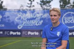 Boné para passar despercebido? Froholdt explica: «Às vezes vou às compras...»