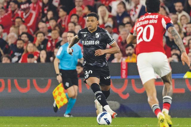Saviolo, 22 anos, em ação no jogo com o Benfica, na Luz, a 21 de março — Foto: IMAGO