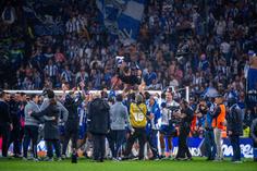 Jogadores do FC Porto erguem Farioli após conquista do título
