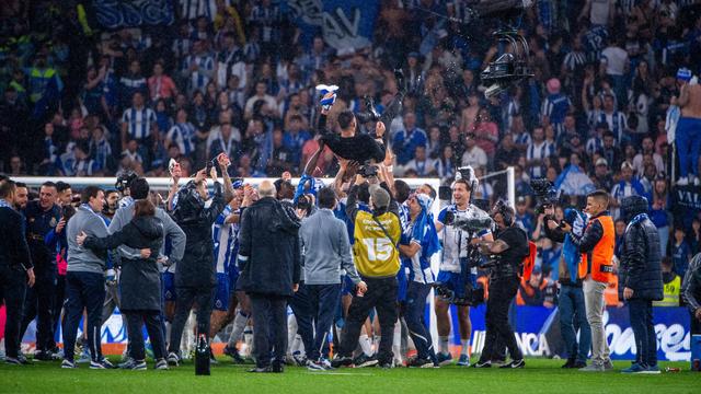 Jogadores do FC Porto erguem Farioli após conquista do título