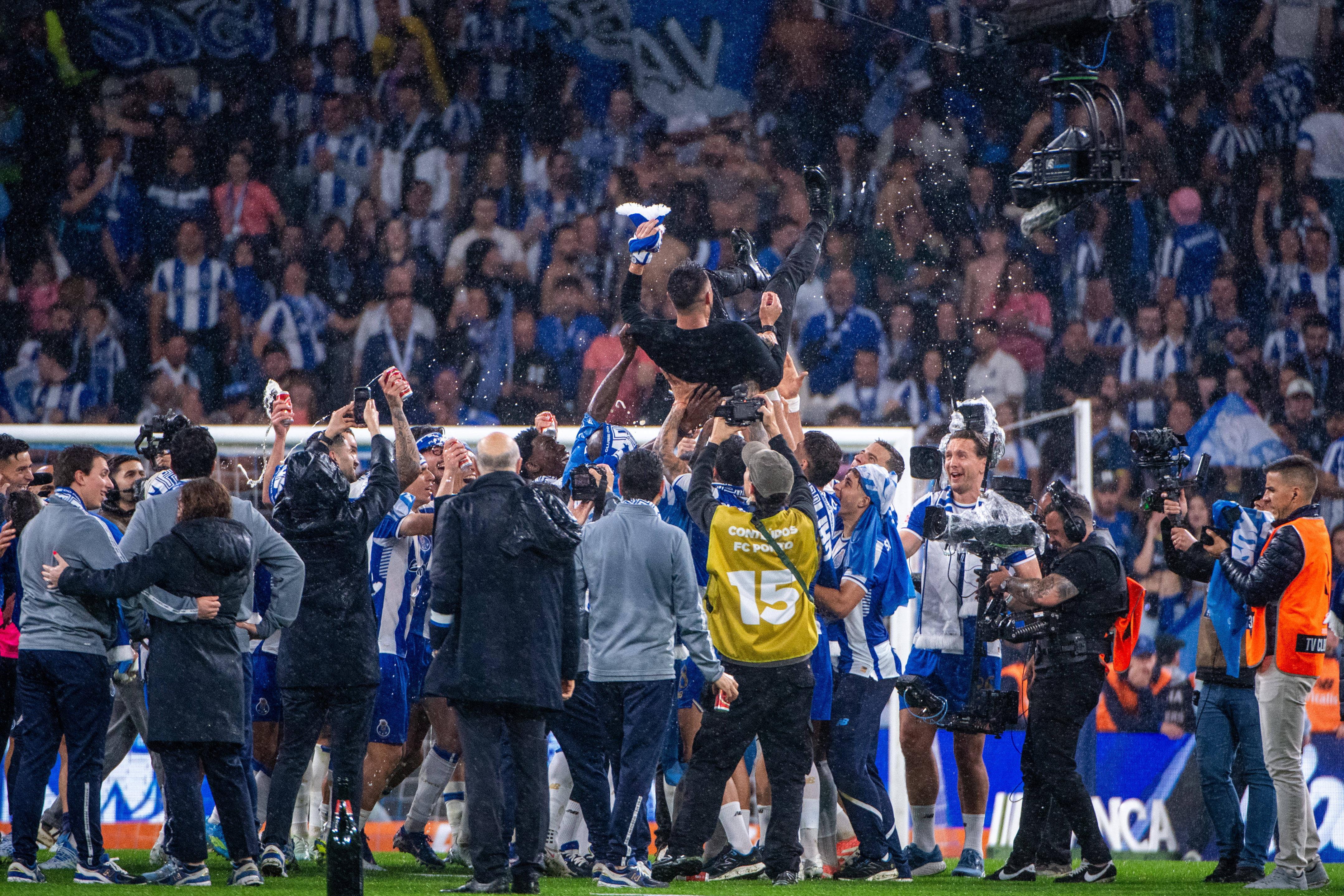 Jogadores do FC Porto erguem Farioli após conquista do título