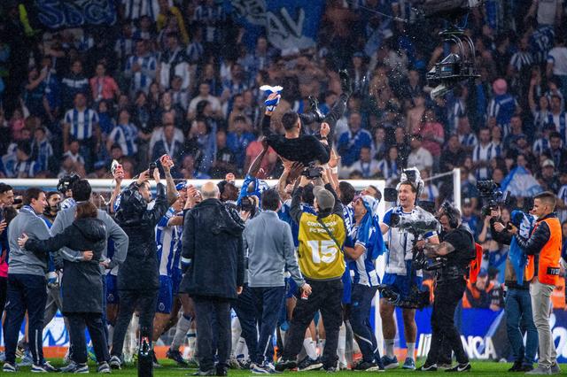 Jogadores do FC Porto erguem Farioli após conquista do título