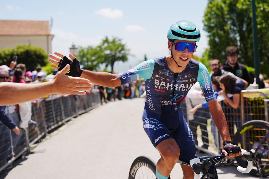 Afonso Eulálio, ciclista português da Bahrain, está em destaque no Giro - Foto: IMAGO