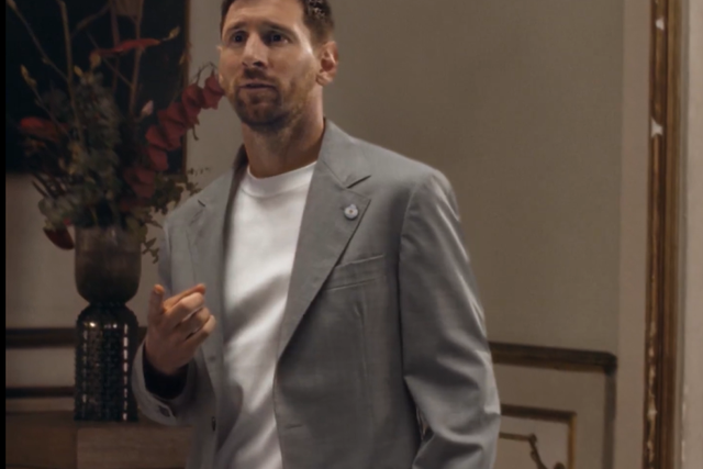 Messi lidera constelação em duelo em lobby de hotel... por cervejas