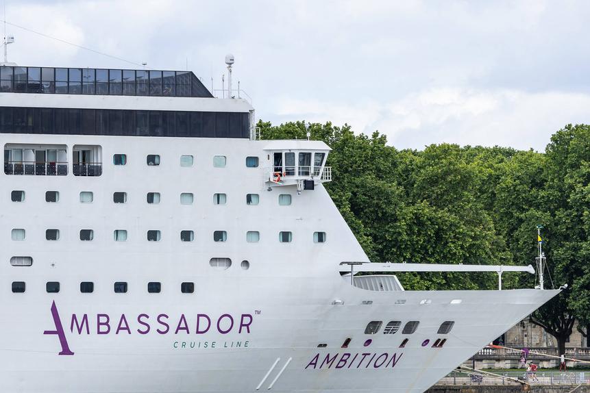 O navio Ambition, da  Ambassador Cruise Line, em Bordéus