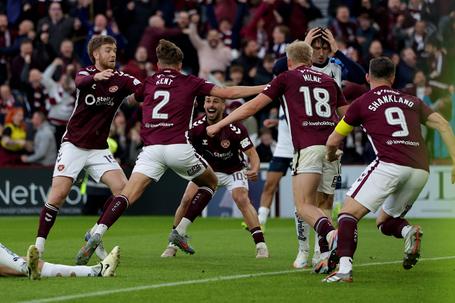 Celtic ganha com drama incrível e adia festa do Hearts!