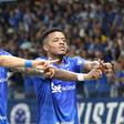 Kaio Jorge e Arroyo festajam golo do Cruzeiro