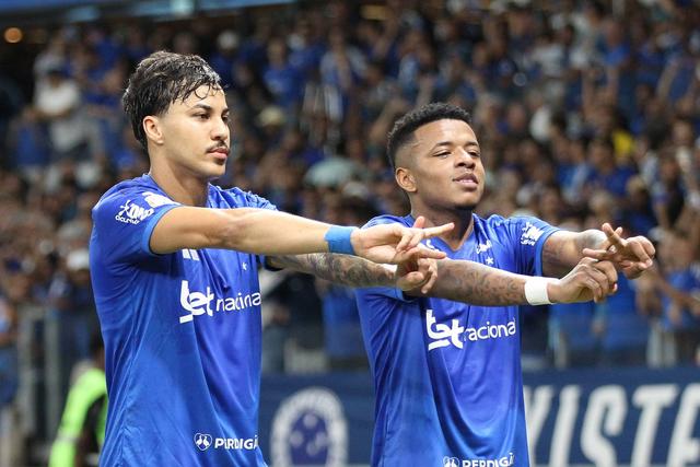Kaio Jorge e Arroyo festajam golo do Cruzeiro