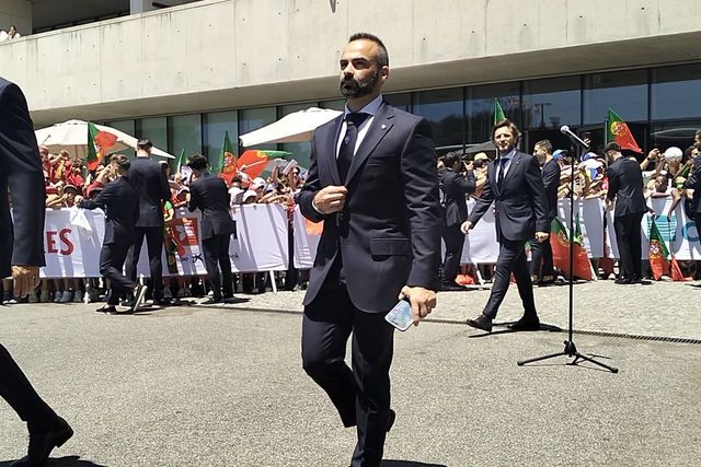 Jogadores distribuem autógrafos à saída da Cidade do Futebol