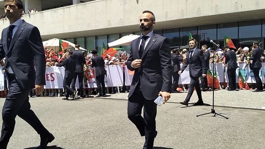 Jogadores distribuem autógrafos à saída da Cidade do Futebol