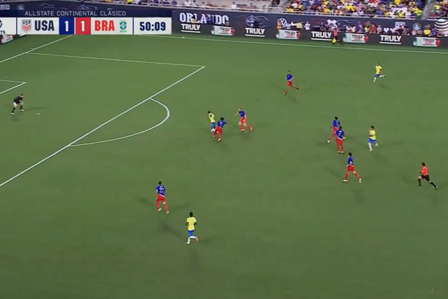 Vídeo: chamado pelo VAR para analisar eventual vermelho, árbitro… anula falta