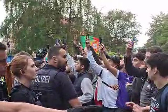 Adeptos quebram barreiras de segurança em Marienfeld