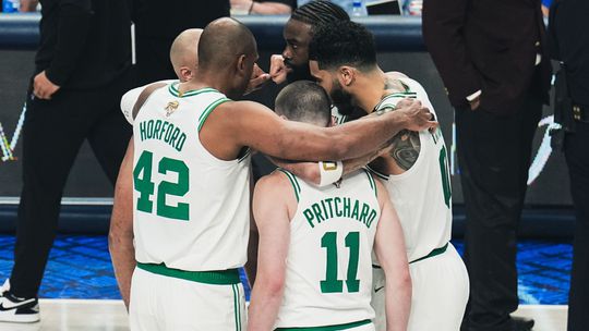 Celtics de Neemias Queta vencem Mavericks a estão a um vitória do título